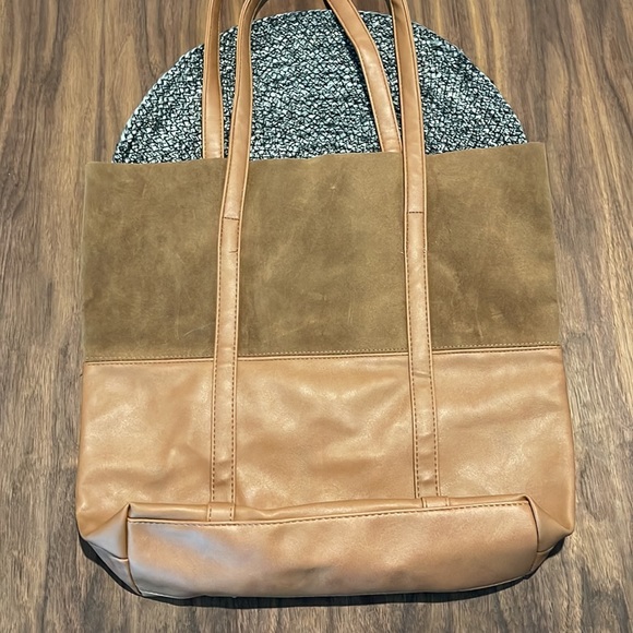Vegan Leather Tote - Picture 2 of 7